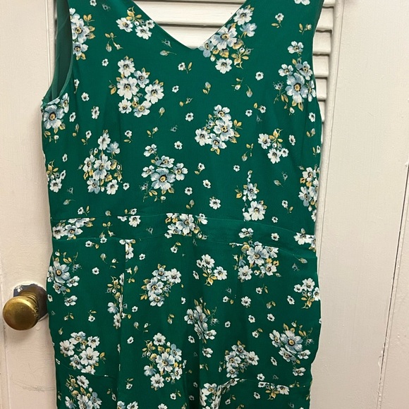 LOFT Women’s Kelly Green Floral V Neck Sleeveless Flowy Short Romper W/ Pockets - Picture 2 of 7